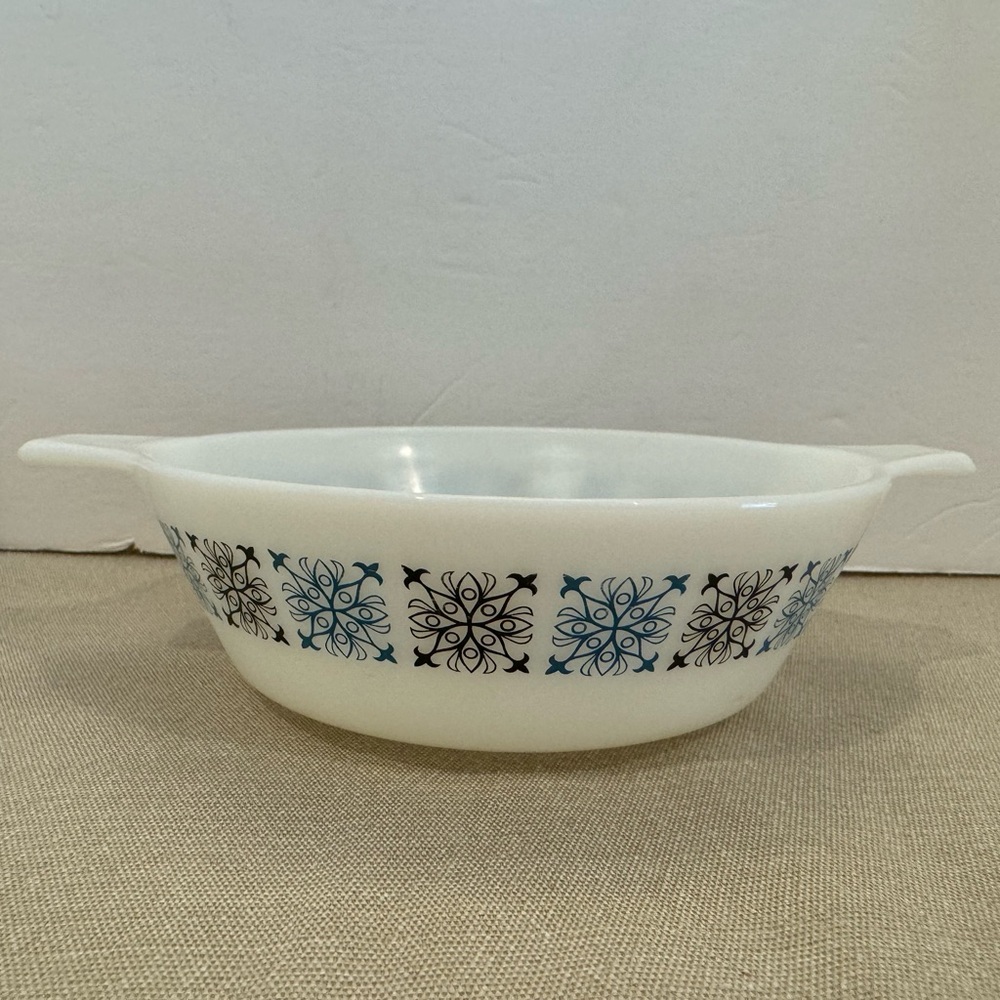 Vintage JAJ PYREX 663 Chelsea Design Milkglass  400 ml Casserole Dish